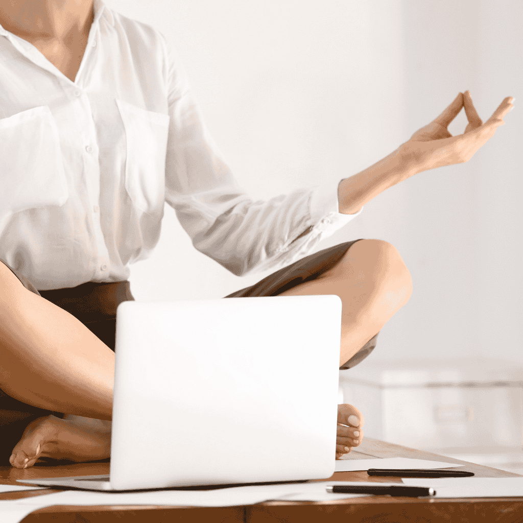 Scena-pokazujaca-krotka-przerwe-na-medytacje-podczas-pracy-przy-komputerze